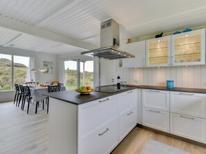 Kühlschrank, Mikrowelle, Geschirrspüler, Kochgeschirr/Geschirr/Besteck