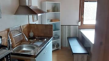 Frigorifero, piano cottura, macchina per tè/caffè, bollitore elettrico