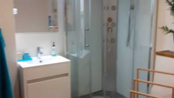 Dusche, Haartrockner, HandtĂŒcher, Seife
