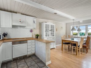 Kühlschrank, Mikrowelle, Geschirrspüler, Kochgeschirr/Geschirr/Besteck