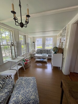 Smart TV - In Town Historical Ship Captain's Private House (Nantucket)