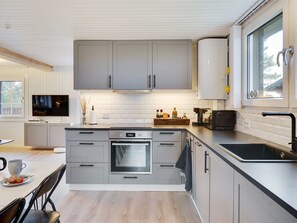 Køleskab, mikrobølgeovn, opvaskemaskine, køkkentøj/tallerkener/redskaber