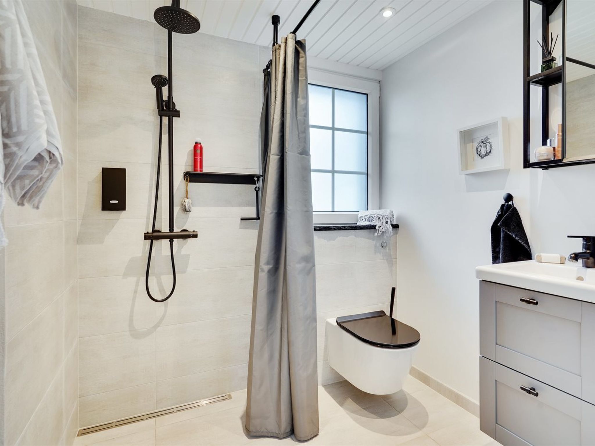 Ein modernes Badezimmer mit Dusche, Toilette und Waschtisch.