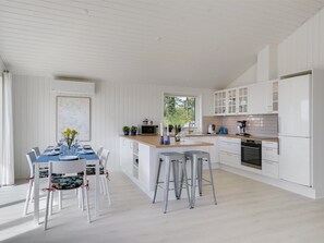 Kühlschrank, Mikrowelle, Geschirrspüler, Kochgeschirr/Geschirr/Besteck