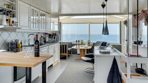 Refrigerador, microondas, lavavajillas, utensilios de cocina