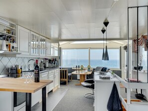 Køleskab, mikrobølgeovn, opvaskemaskine, køkkentøj/tallerkener/redskaber