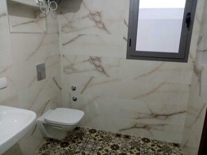 Douche, serviettes fournies, savon, papier toilette