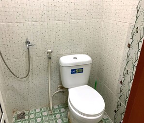 Deluxe-Doppelzimmer | Badezimmer | Dusche, Handtücher