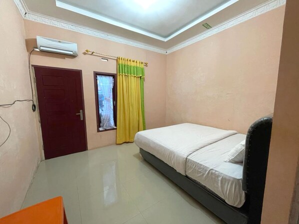 Desk, laptop workspace, free WiFi, bed sheets