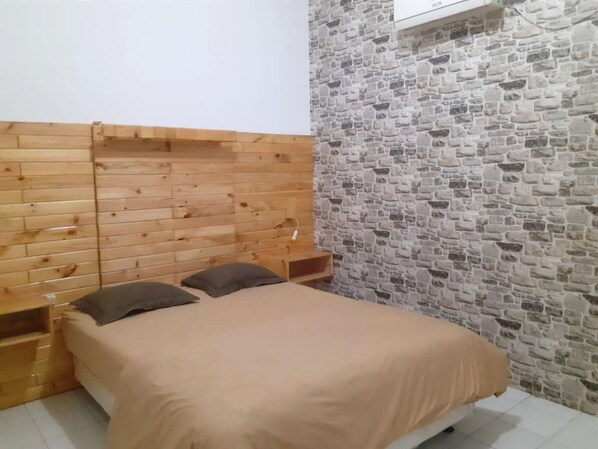 Deluxe Double Room | Desk, laptop workspace, free WiFi, bed sheets - Hotel O Happy 777 (Batam)