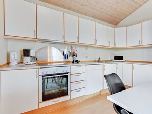 Køleskab, mikrobølgeovn, opvaskemaskine, køkkentøj/tallerkener/redskaber