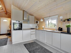 Kjøleskap, mikrobølgeovn, ovn og oppvaskmaskin