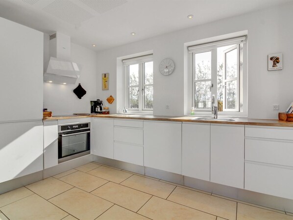 Fridge, dishwasher, cookware/dishes/utensils