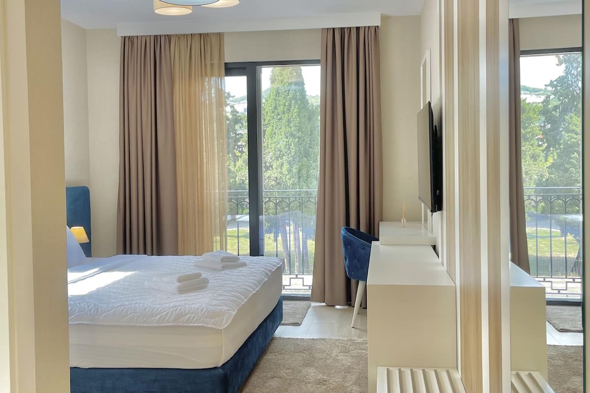 Habitación Confort | Ropa de cama de alta calidad, camas Select Comfort y escritorio