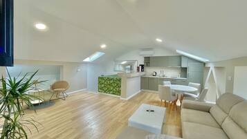 Familie appartement | Woonruimte | Een 50-inch lcd-televisie met kabelzenders