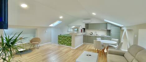 Un loft moderno con cocina, comedor y sala de estar.