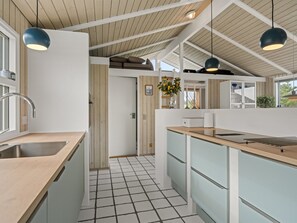 Kühlschrank, Mikrowelle, Geschirrspüler, Kochgeschirr/Geschirr/Besteck