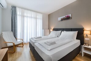 Desk, laptop workspace, blackout drapes, iron/ironing board - Hotel Dvorec  (Tolmin)