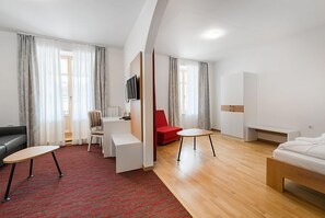 Suite – superior | Skrivebord, skrivebord for bærbar PC og blendingsgardiner