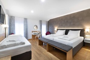 Desk, laptop workspace, blackout curtains, iron/ironing board - Hotel Dvorec  (Tolmin)