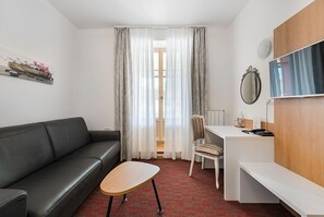 Suite – superior | Skrivebord, skrivebord for bærbar PC og blendingsgardiner