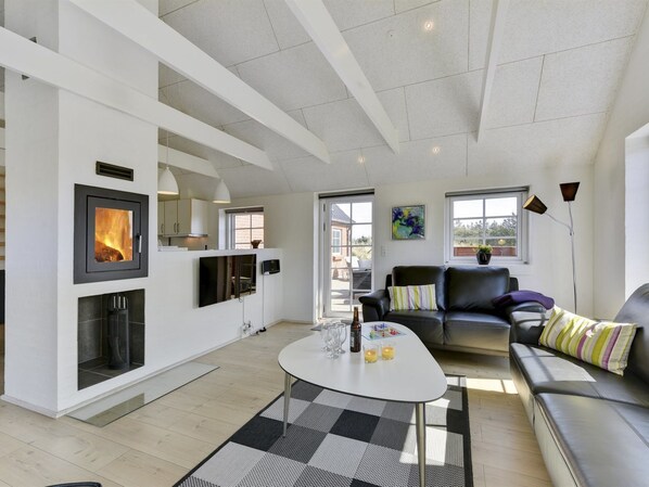 Fernseher, Kamin, DVD-Player