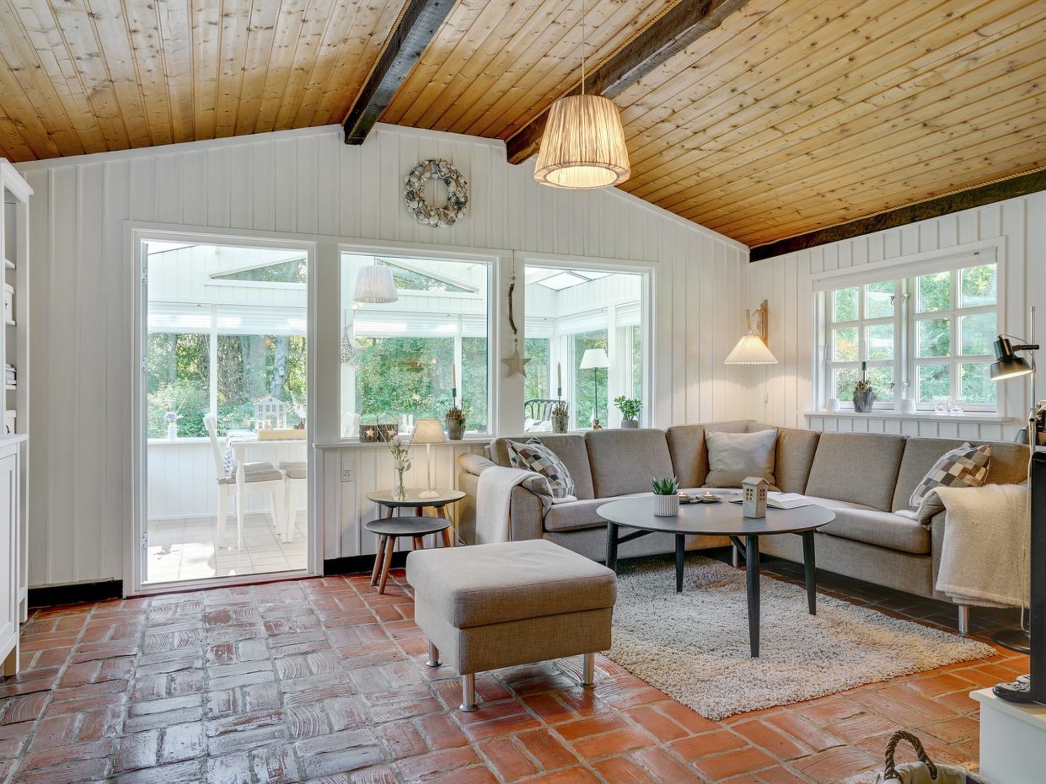 Fernseher, Kamin, DVD-Player