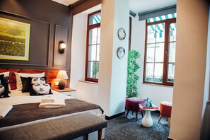 أغطية فراش متميزة وميني بار وخزنة داخل الغرفة وبديكورات فريدة لكل غرفة