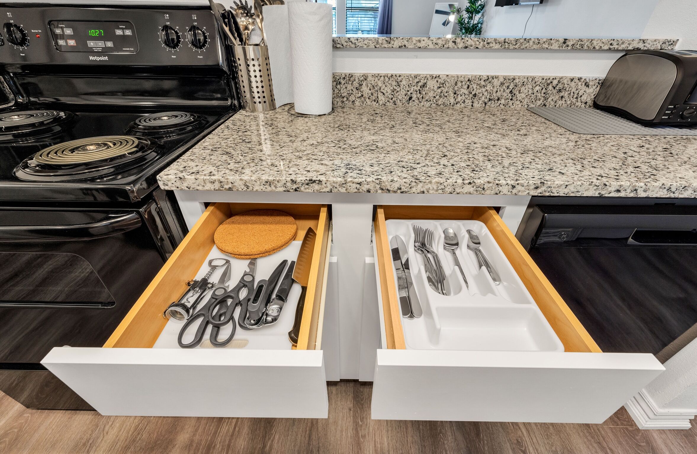 Réfrigérateur, micro-ondes, four, plaque de cuisson