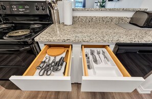 Een koelkast, een microgolfoven, een oven, een kookplaat