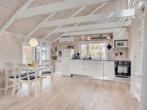 Kylskåp, mikrovågsugn, ugn och diskmaskin