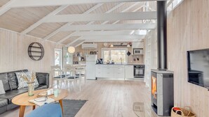 Een moderne woonkamer met een bank, salontafel en een open haard.