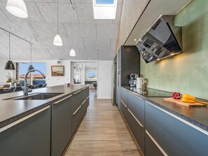 Kühlschrank, Mikrowelle, Geschirrspüler, Kochgeschirr/Geschirr/Besteck