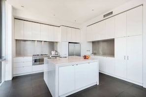 Departamento básico, varias camas | Cocina privada | Refrigerador, microondas, horno y parrilla de estufa