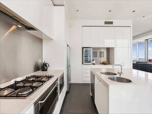 Basic Apartment, Multiple Beds | Private kitchen - Perfect 4-bed Penthouse w/ Parking, Pool and Gym (Melbourne)
