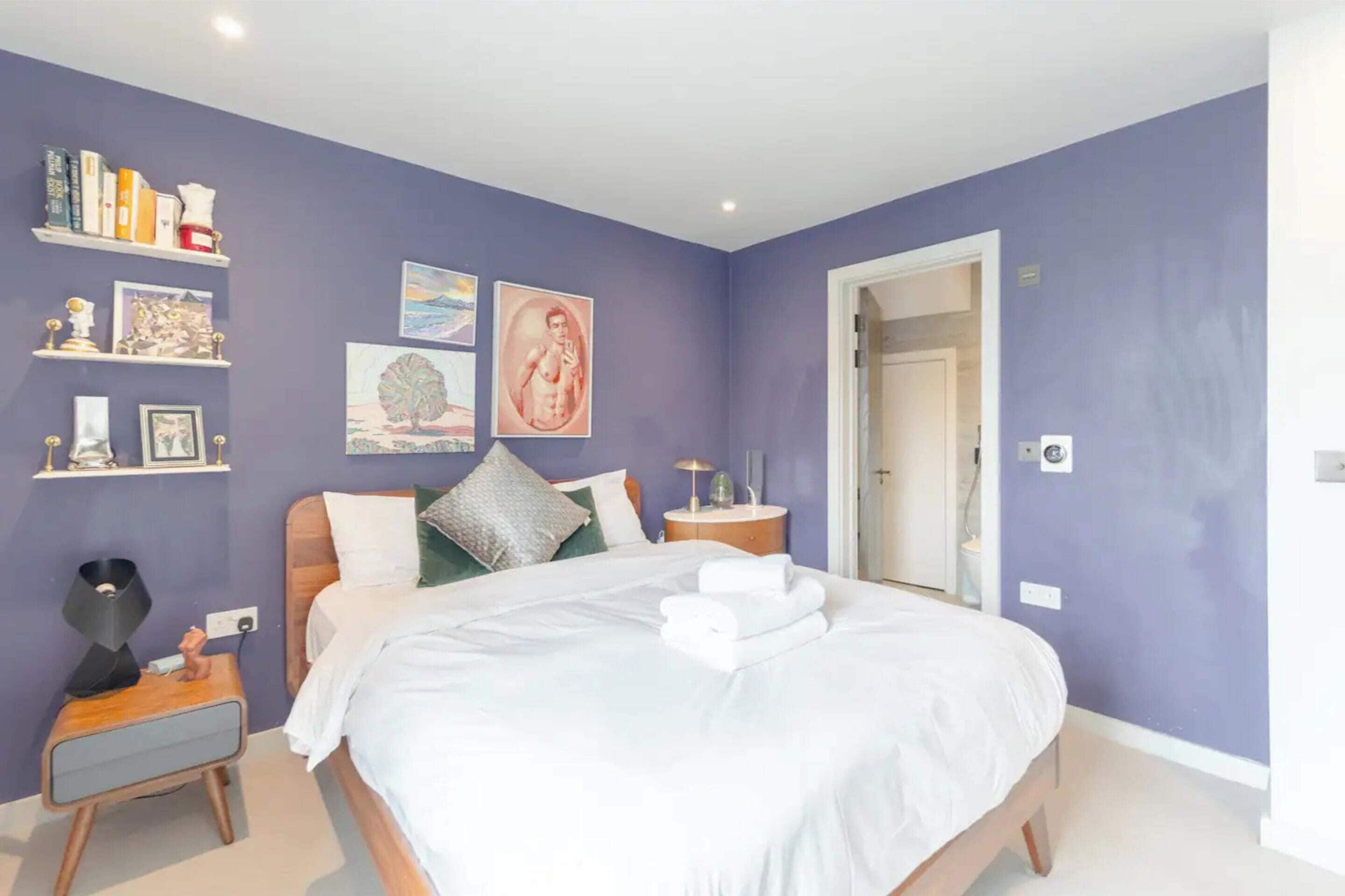 2 habitaciones, tabla de planchar con plancha y ropa de cama 