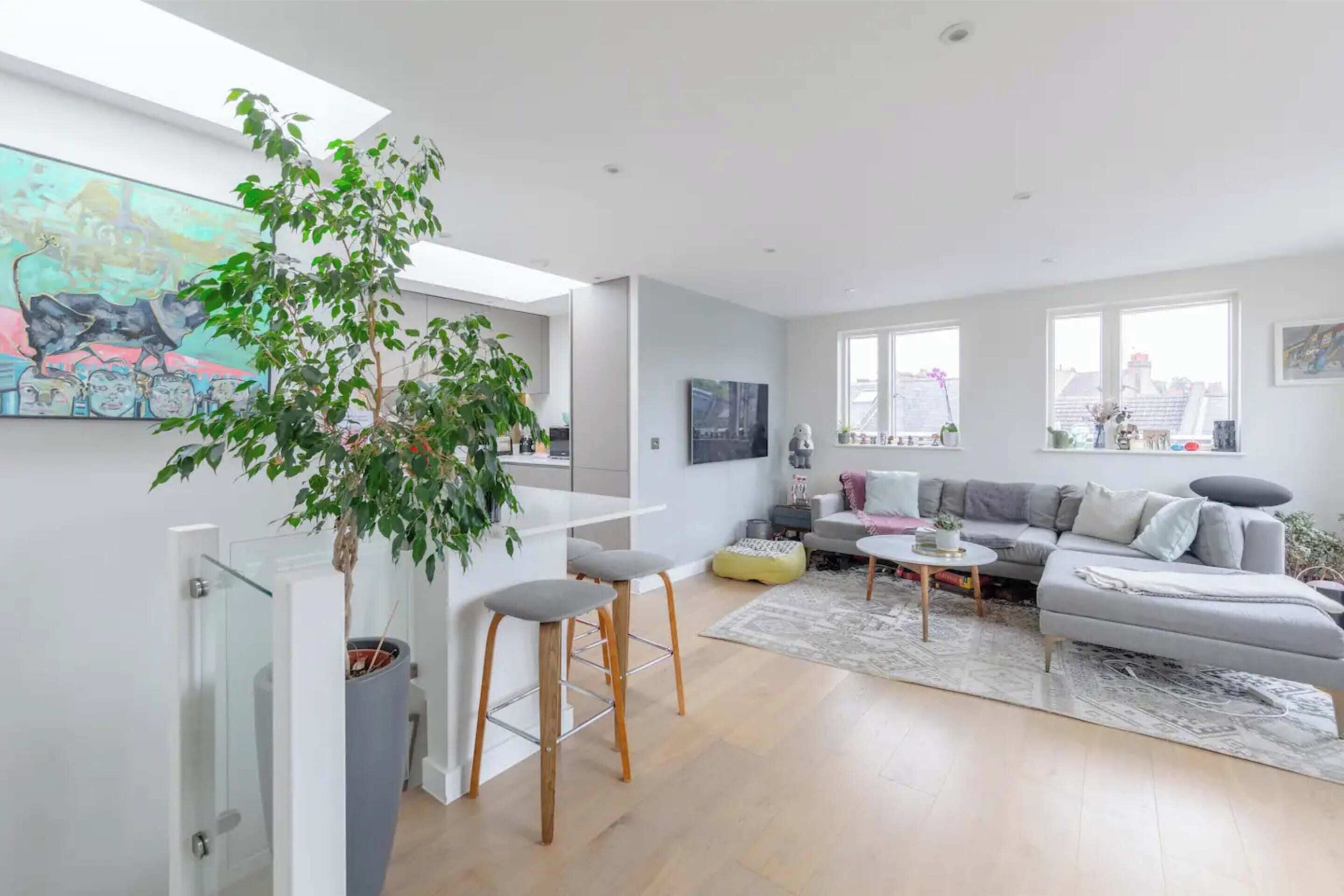 เบสิกอพาร์ทเมนท์, หลายเตียง | บริเวณนั่งเล่น | ทีวี