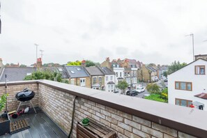 Basic Apartment, Multiple Beds | Property grounds - Sleek & Spacious 2BD Flat - Clapham (London)