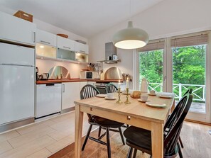 Kühlschrank, Mikrowelle, Geschirrspüler, Kochgeschirr/Geschirr/Besteck