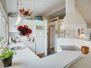 Kühlschrank, Geschirrspüler, Kochgeschirr/Geschirr/Besteck