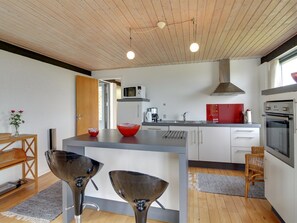 Kühlschrank, Mikrowelle, Geschirrspüler, Kochgeschirr/Geschirr/Besteck