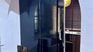 Luxury Single Room, 1 King Bed, Non Smoking, City View | Microwave