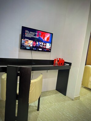Habitación individual de lujo, 1 cama King size, para no fumadores, vista a la ciudad | Wifi gratis 