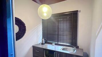 Luxury Single Room, 1 King Bed, Non Smoking, City View | Microwave