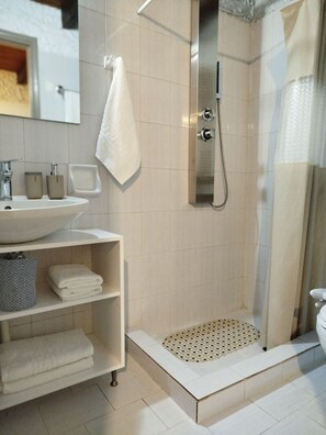 Shower, jetted bath, hair dryer, towels