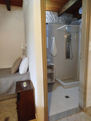 Een douche, een bubbelbad, een haardroger, handdoeken