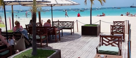 Chaises longues, serviettes de plage