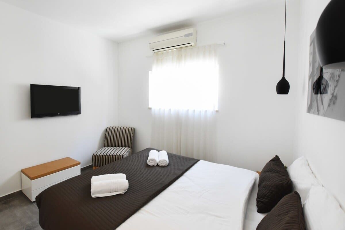 2 bedrooms, iron/ironing board, WiFi, bed sheets