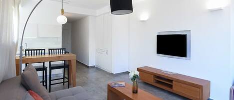 Fernseher, Bücher, Arbeitsbereiche