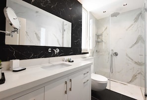 Douche, sèche-cheveux, serviettes fournies